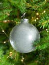 Елочный шар Finery Gloss, 10 см, глянцевый серебристый с глиттером, арт. 17664.11 фото 6 — Бизнес Презент